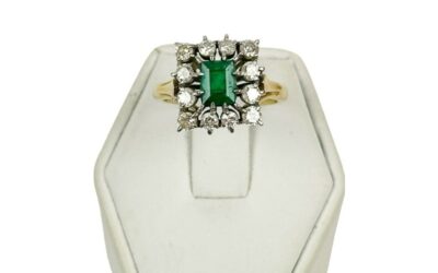 18K GOLD EMERALD AND DIAMOND DRESS RING